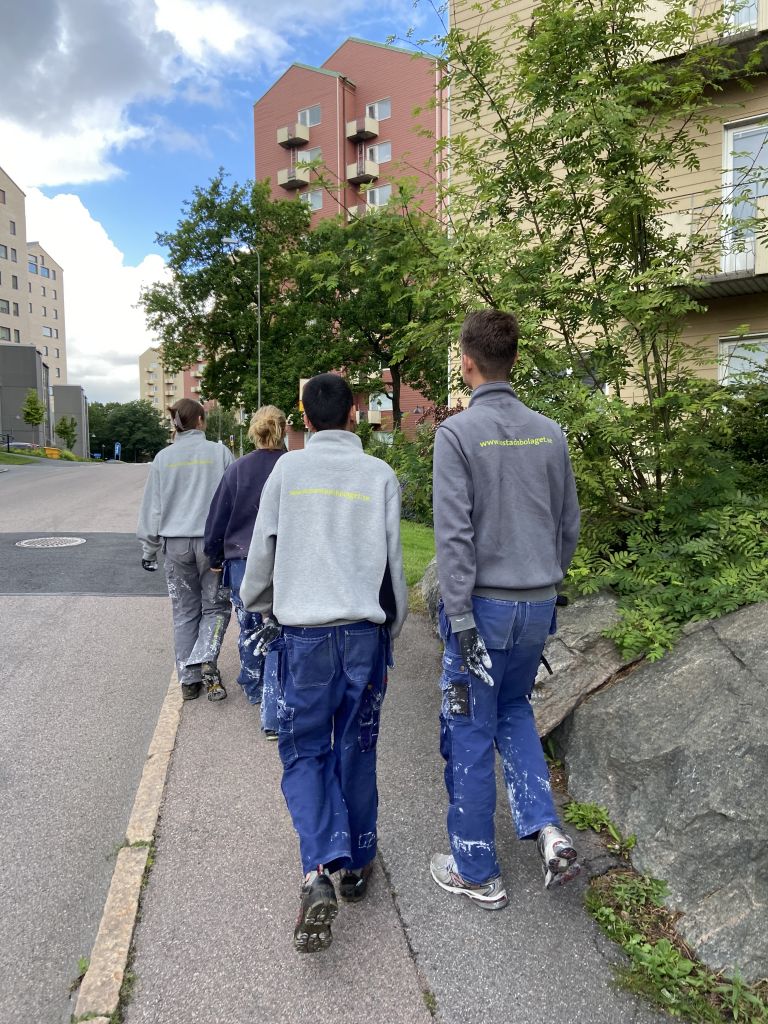 Sommarjobbare som går