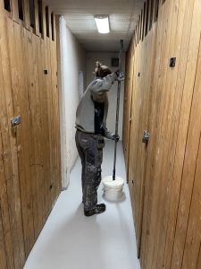 Ungdom som målar källargolv