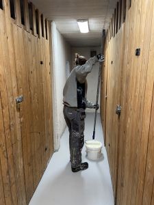 Sommarjobbare som målar