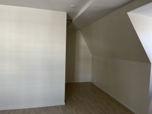 Bilden föreställer en tom sovalkov.