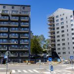 Två punkthus vid Smörslottsgatan. Strålande sol och träden har precis slagit ut.