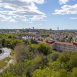 Utsikten från högsta våningen. Hustak i solljus.