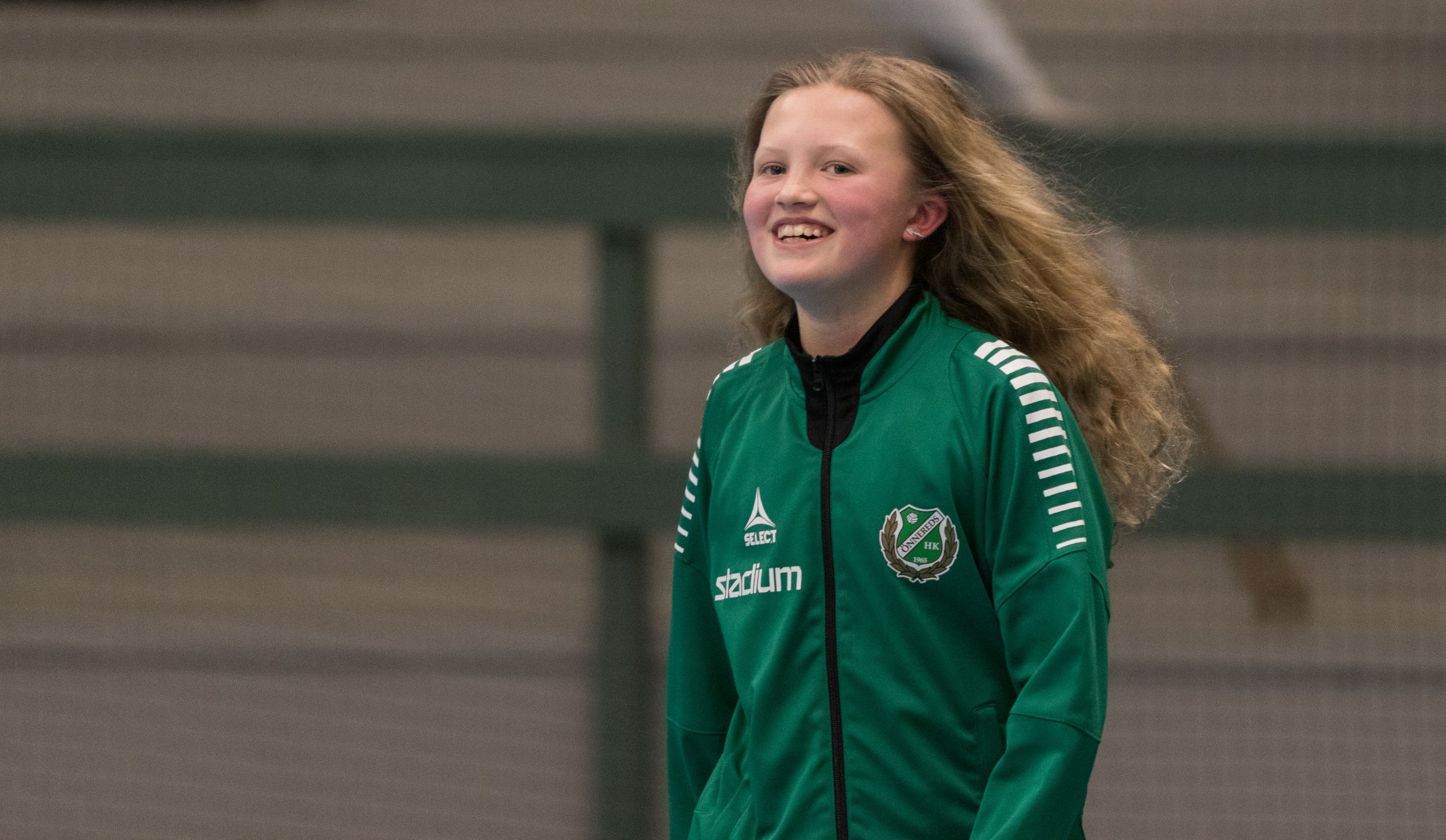 Bilden visar tjej som spelar handboll i Önnereds HK