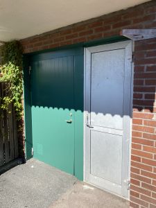 Källarförrådsdörr som målats om i grön färg