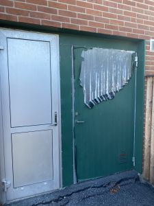 Källarförrådsdörr där färgen flagnar