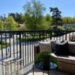 Balkong mot gröna och lummiga Robertshöjd.