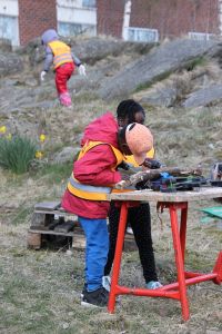 Två barn som arbetar vid en bänk.