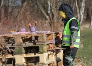 Barn vid pallar som ska bli till insektshotell.