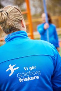 Ryggen på en person och på jackan står det Vi gör Göteborg friskare.