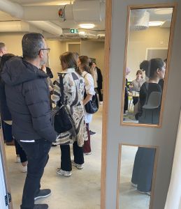 Fullt med flk i Framtidshubbens nya lokaler.