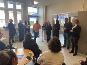 Folksamling lysnar på Jasmin som talar på invigningen av Framtidshubben.