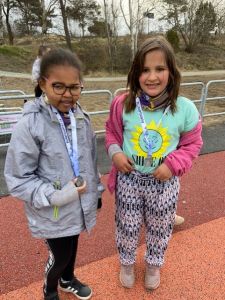 Två flickor med varsin medalj om halsen.