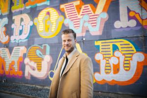 En man tittar in i kameran.