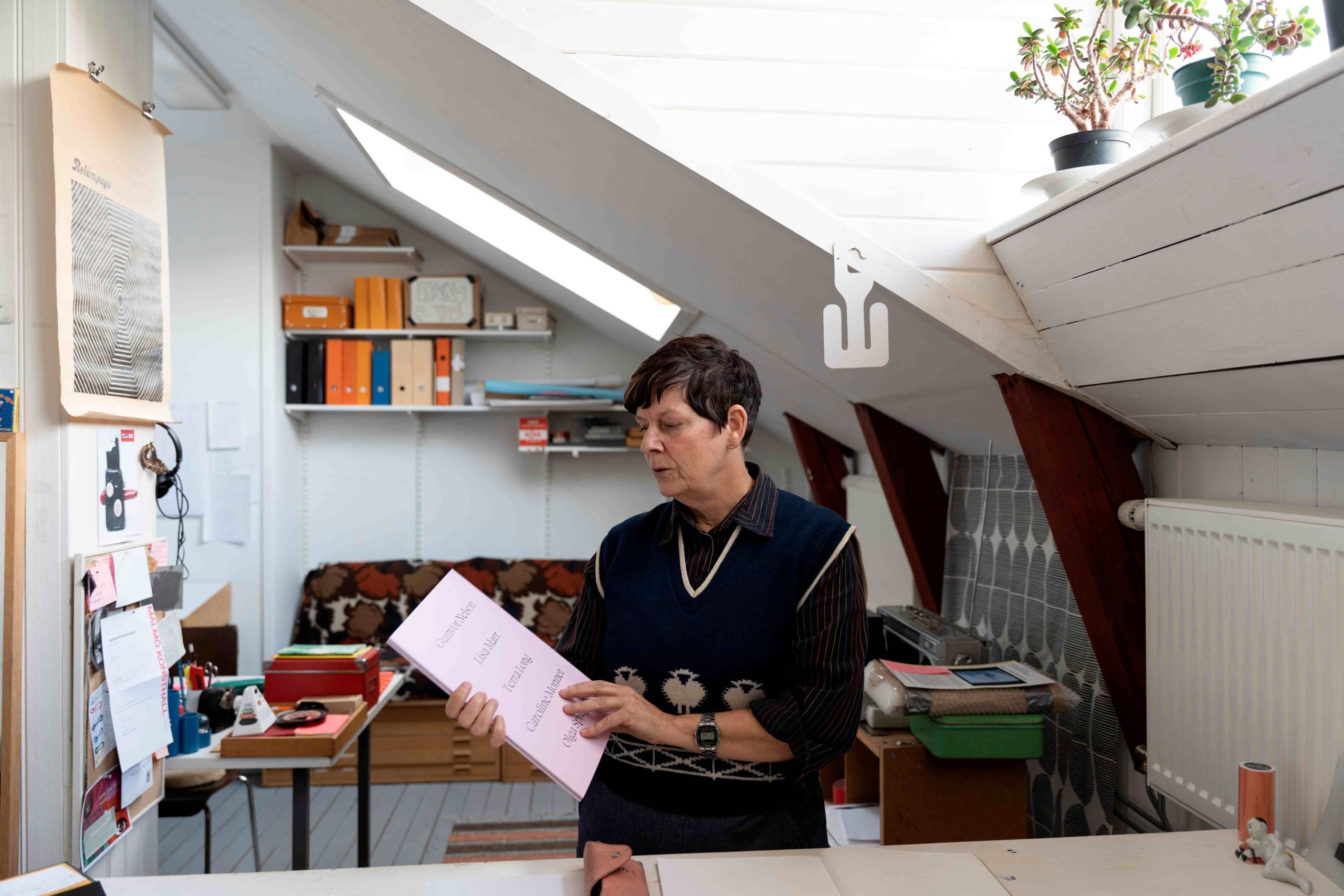 Tre kvinnor står bredvid varandra och ler.