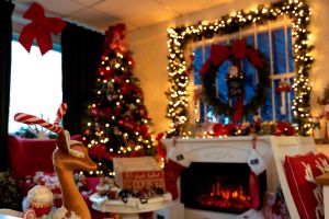 Bilder på juliga saker i en julbutik.