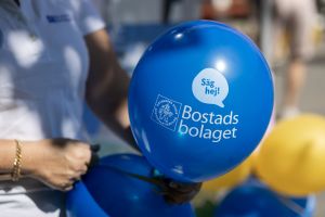 En bild på en ballong med Bostadsbolagets logga på.