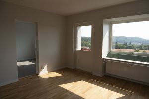 En tom renoverad lägenhet med utsikt över Kortedala.