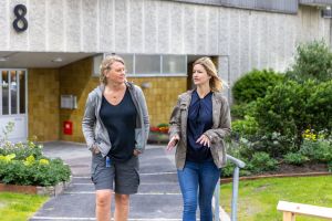 Två kvinnor som går mot kameran.