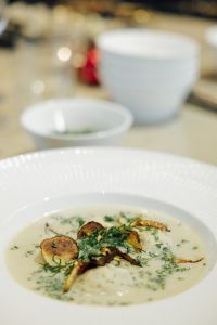 Jordärtskockssoppa i en tallrik.