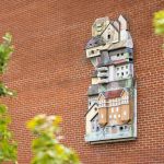 Bilden föreställer ett konstverk på en gavel till ett hus i Tynnered.