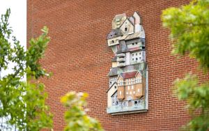 Bilden föreställer ett konstverk på en gavel till ett hus i Tynnered.