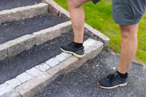 Bilden föreställer en fot på ett trappsteg.