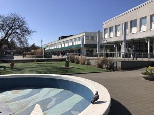 Kortedala torg. Längst fram en del av en fontän och bakom syns torget.