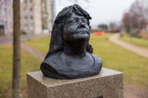 Bronsskulptur föreställande en kvinna.