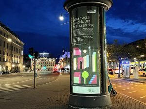 Bild på reklam vid spårvagnshållplats om Framtidens Fastighetslabb