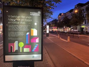 Bild på reklam vid spårvagnshållplats om Framtidens Fastighetslabb