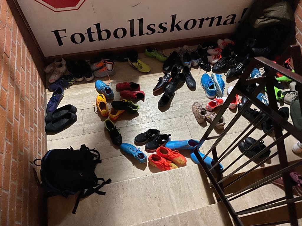 Massa skor i en hall