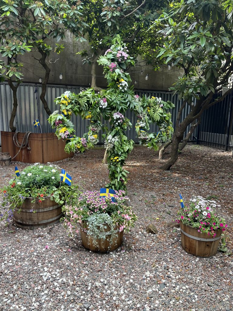 Lite, klädd midsommarstång i Landala. 