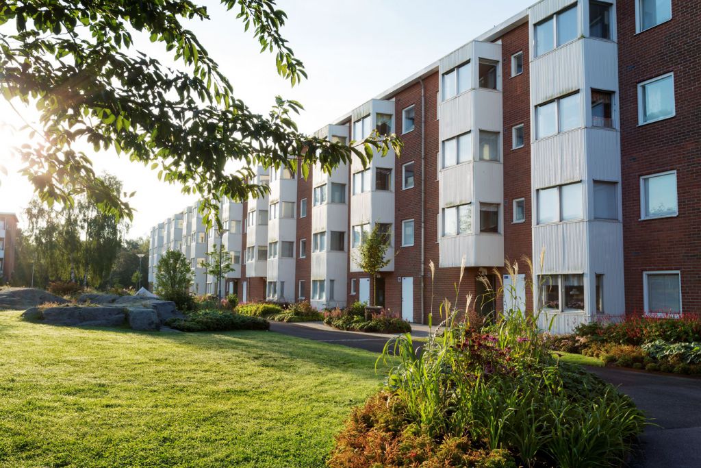 Bild på ett trevåningshus på Temperaturgatan i Länsmansgården