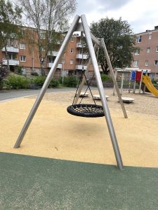 En gunga på en lekplats.