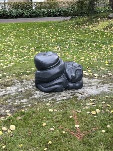 Skulptur föreställande en liggande ekorre.