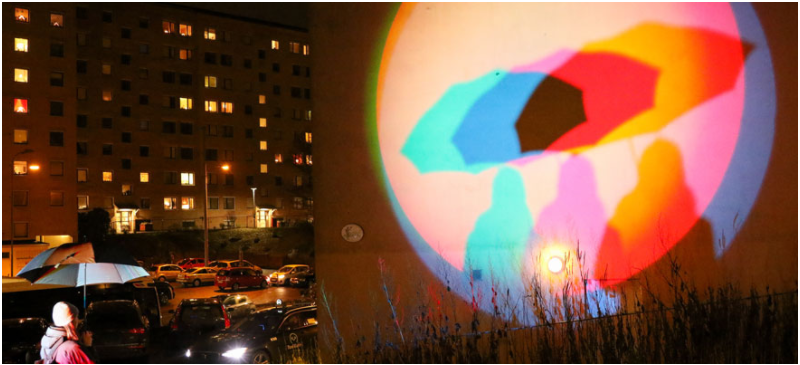 En vägg i Biskopsgården beslyst i olika färger