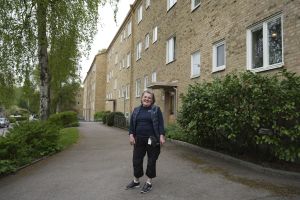 En kvinna ler in i kameran.