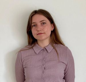 En kvinna tittar in i kameran.