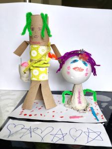 Två hemmagjorda dockor.