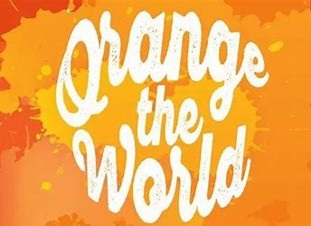 En bild med orange bakgrund och vit text där det står "Orange the world"