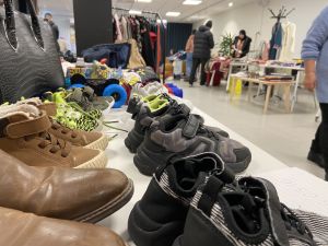 Skor som står till försäljning på ett bord i möteslokalen Orkanen.