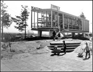 arkivbild Lyktan på distans. Kvinna med barnvagn går förbi. 