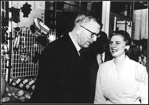 Svartvit bild på Kung Gustaf VI Adolf och Inga Hernebrand i samtal i Lyktan. 