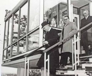 Kung Gustaf VI Adolf besöker lyktan. Går ned för trappa med två andra herrar. 