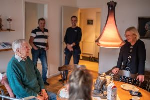 Anställda på Bostadsbolaget som sjunger födelsedagssång för en hyresgäst