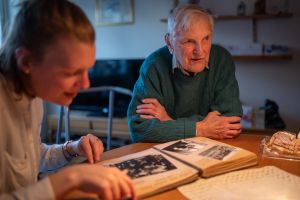 Hyresgäst berättar för Bostadsbolagets personal om hur det var i Torpa förr i tiden