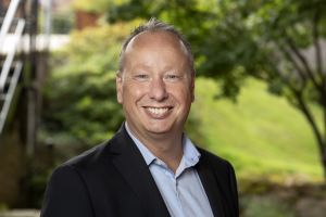 Bilden föreställer en man som ler.