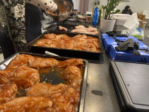 Kyckling som ligger i marinad. 