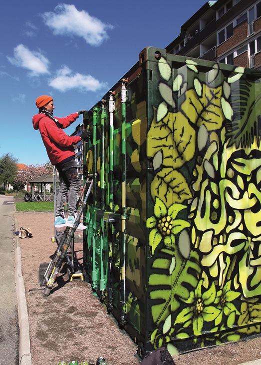 Konstnären Ollio målar redskapscontainer åt Bostadsbolaget i Landalabergen, bild Eva Brandt.