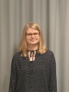 En kvinna ler in i kameran.